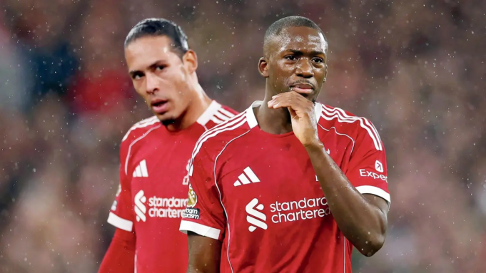 Arne Slot considera que ésta es su temporada más dura en la lucha del Liverpool