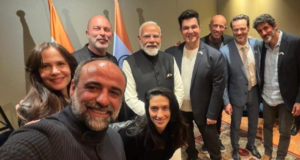 El primer ministro Narendra Modi comparte una divertida selfie con el equipo de Fauda durante su visita a Israel