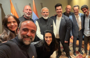 El primer ministro Narendra Modi comparte una divertida selfie con el equipo de Fauda durante su visita a Israel