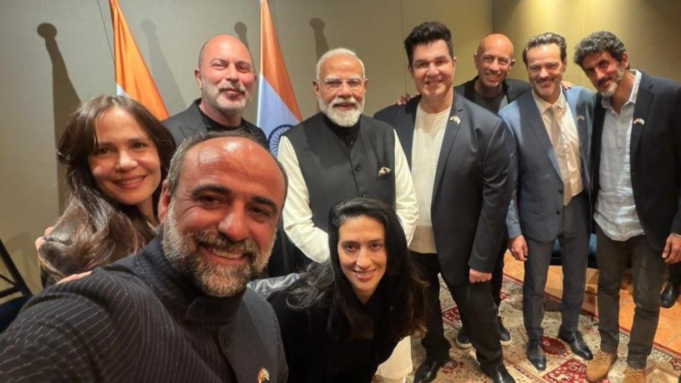 El primer ministro Narendra Modi comparte una divertida selfie con el equipo de Fauda durante su visita a Israel