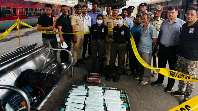 Mumbai: Drogas por valor de 13,83 millones de rupias incautadas en Awadh Express en Bandra Terminus