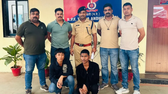La policía ferroviaria atrapa a dos por robar a un pasajero a punta de cuchillo en la estación de Andheri