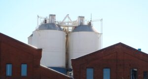 El Source Hotel en RiNo se queja de que el polvo de la planta de cemento se está extendiendo a los lofts cercanos