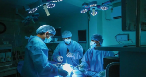 Los médicos de Calcuta ayudan a un anciano a caminar sin dolor en un día con un procedimiento oportuno