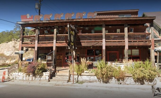 El banco podría adquirir Little Bear Saloon después de que resurja la disputa de los propietarios