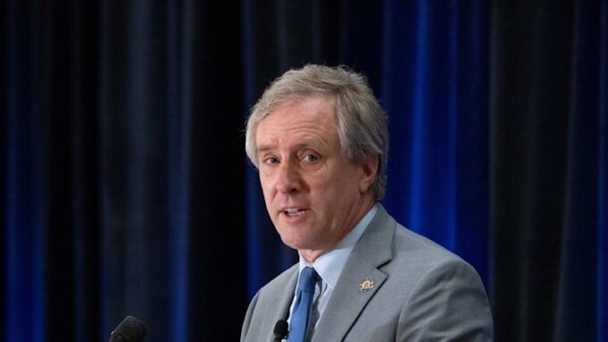 El experto en política energética estadounidense David Hochschild dice que la guerra de Donald Trump contra Irán socavará su guerra contra las energías renovables