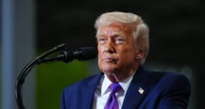 Estados Unidos bombardea sitios militares en la isla Kharg y amenaza la infraestructura petrolera sobre el Estrecho de Ormuz