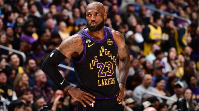 La victoria de los Lakers corona el viaje de padre e hija de Zhuri y LeBron James