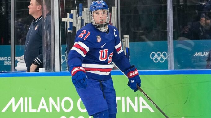 Hilary Knight de EE. UU. dice que jugó con el ligamento colateral medial desgarrado en los Juegos Olímpicos