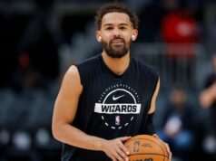 Trae Young de los Wizards expulsado del banco antes del debut del jueves