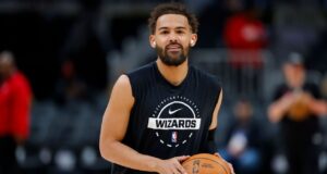 Trae Young de los Wizards expulsado del banco antes del debut del jueves