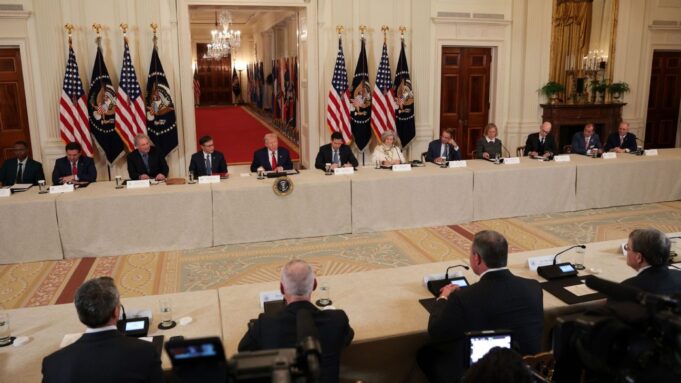 Trump planea orden ejecutiva para abordar cuestiones deportivas universitarias