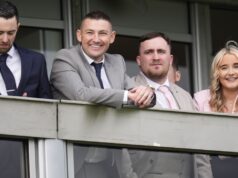 Festival de Cheltenham 2026 en imágenes: los apostadores y las celebridades se deleitan con el espectáculo de las carreras de caballos