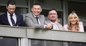 Festival de Cheltenham 2026 en imágenes: los apostadores y las celebridades se deleitan con el espectáculo de las carreras de caballos