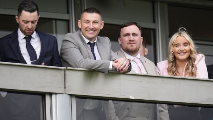 Festival de Cheltenham 2026 en imágenes: los apostadores y las celebridades se deleitan con el espectáculo de las carreras de caballos
