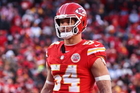 Fuente: Leo Chenal acuerda contrato de 3 años con Commanders