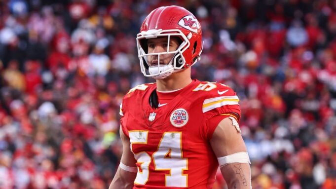 Fuente: Leo Chenal acuerda contrato de 3 años con Commanders