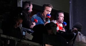 Ryan Reynolds y Rob Mac comentan el partido de Wrexham contra Swansea