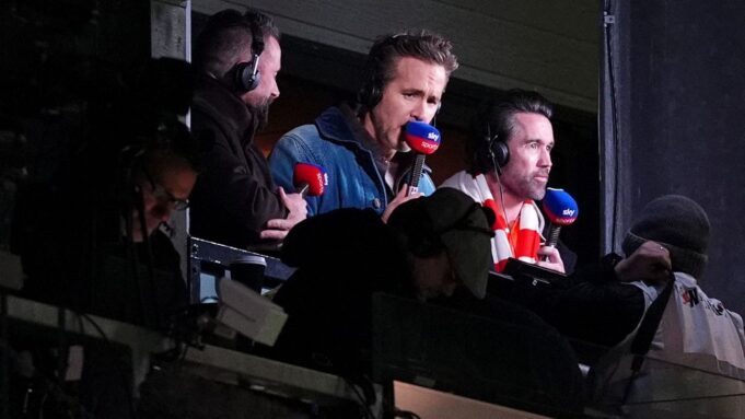 Ryan Reynolds y Rob Mac comentan el partido de Wrexham contra Swansea