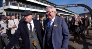 Festival de Cheltenham en imágenes: los apostadores y las celebridades disfrutan del drama de las carreras en el Día de la Copa de Oro