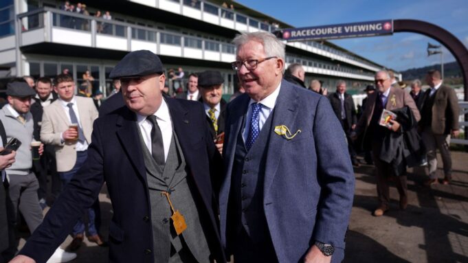 Festival de Cheltenham en imágenes: los apostadores y las celebridades disfrutan del drama de las carreras en el Día de la Copa de Oro