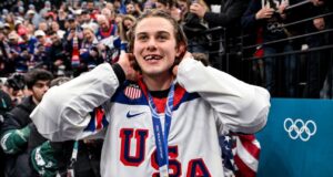 El Salón de la Fama del Hockey no le dará el disco del ‘gol de oro’ a Jack Hughes