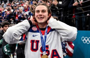 El Salón de la Fama del Hockey no le dará el disco del ‘gol de oro’ a Jack Hughes
