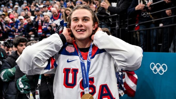 El Salón de la Fama del Hockey no le dará el disco del ‘gol de oro’ a Jack Hughes