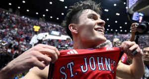 La bandeja de Darling sella la victoria del torneo de St. John sobre Kansas