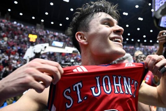 La bandeja de Darling sella la victoria del torneo de St. John sobre Kansas