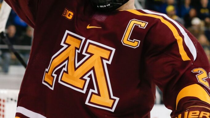 Minnesota presenta a Greg May como nuevo entrenador de hockey femenino