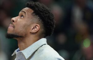 Bucks eliminados de la contienda por los playoffs con una derrota aplastante
