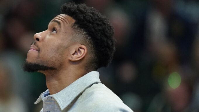 Bucks eliminados de la contienda por los playoffs con una derrota aplastante