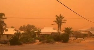 El ciclón Narelle pasa por Carnarvon como tormenta de categoría tres