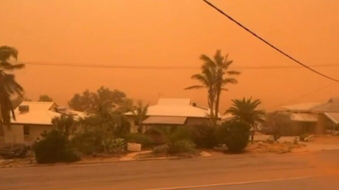 El ciclón Narelle pasa por Carnarvon como tormenta de categoría tres
