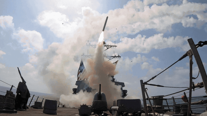 Beirut bombardeada por Israel; Alí Jamenei asesinado; Tropas estadounidenses muertas; Trump apunta a los líderes iraníes; los precios del petróleo aumentan; Vuelos de Qatar Airways y Emirates cancelados; Bahréin y Australia emiten advertencias de viaje para Irak, Kuwait, Líbano, Qatar, Siria, Emiratos Árabes Unidos y Yemen