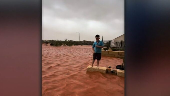 El ciclón Narelle arrasa la costa de WA al tocar tierra en un tercer estado