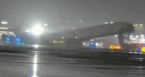 Piloto y copiloto mueren después de que un avión chocara contra un vehículo terrestre en el aeropuerto LaGuardia de Nueva York