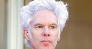 La película de Jim Jarmusch explora la dinámica familiar con Tom Waits, Adam Driver y Cate Blanchett