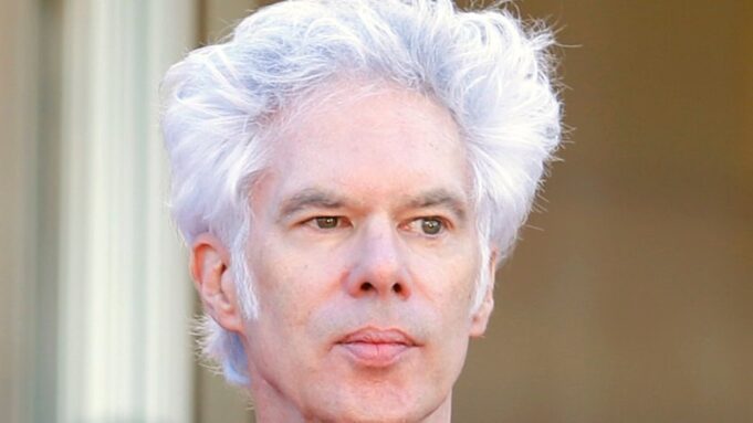 La película de Jim Jarmusch explora la dinámica familiar con Tom Waits, Adam Driver y Cate Blanchett