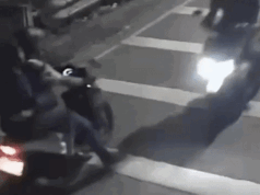 El impactante momento en que un activista fue atacado con químicos en Yakarta