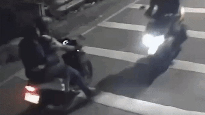 El impactante momento en que un activista fue atacado con químicos en Yakarta