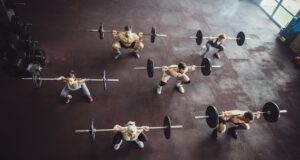 Una guía para principiantes sobre levantamiento de pesas, forma y repeticiones.