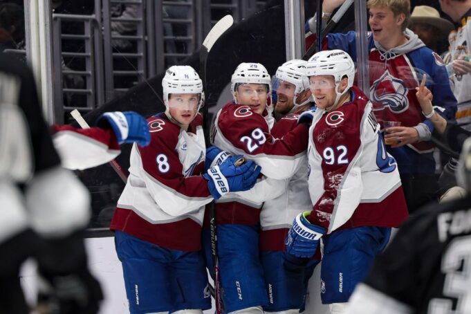 El gol tardío de Devon Toews ayuda a Avalanche a defenderse de los molestos Kings en la victoria por 4-2