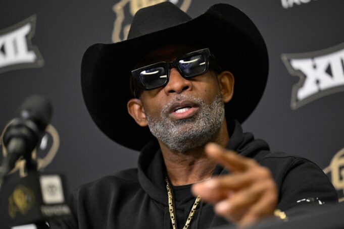 Deion Sanders intenta elevar el juego de patadas de los CU Buffs sin el coordinador de equipos especiales