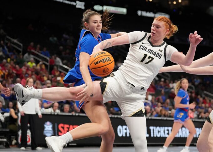 Baloncesto femenino de Colorado Buffs contra Kansas en el torneo Big 12