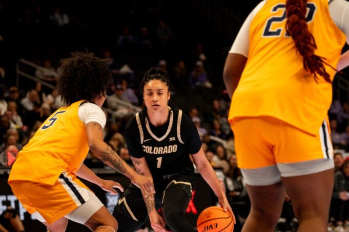 Baloncesto femenino de los Colorado Buffs contra West Virginia en las semifinales del Big 12