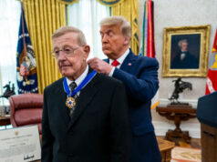 Trump honra a Lou Holtz tras su fallecimiento: “Un ganador absoluto”