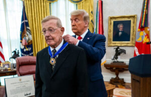 Trump honra a Lou Holtz tras su fallecimiento: “Un ganador absoluto”