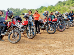 Celebre el Día Internacional de la Mujer 2026 con ciclistas explorando terrenos